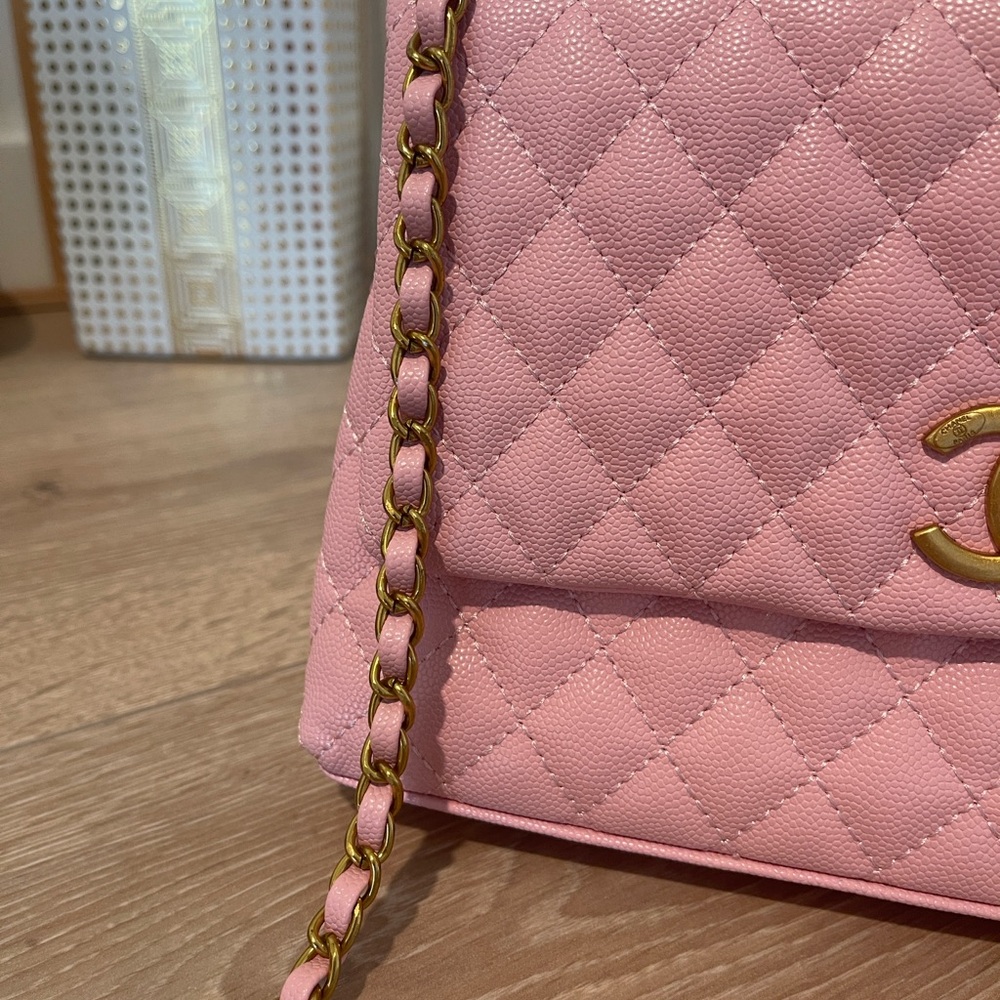 CHANEL Pink Quilted Shoulder Bag with Gold Logo - Picture 3 of 15